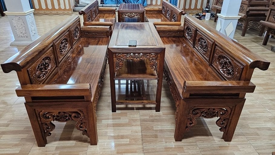 Không gian trưng bày trường kỷ gỗ gụ tại xưởng Đồ Gỗ Trọng Hiếu