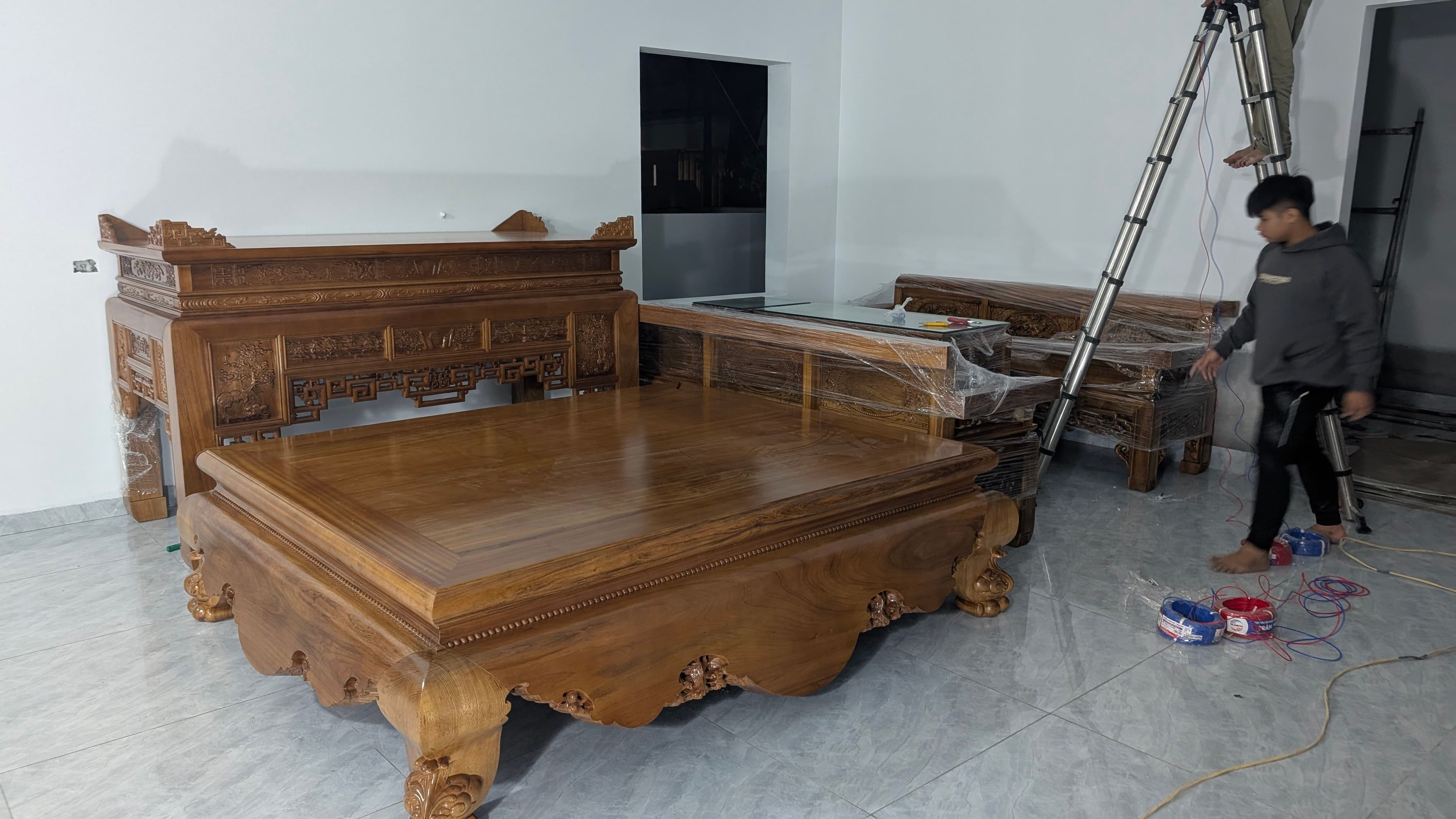 bàn giao trường kỷ gỗ gụ đến nhà khách